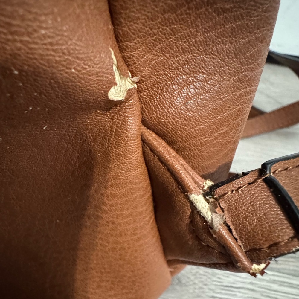 Backpack has few flaws on the side - Picture 5 of 14